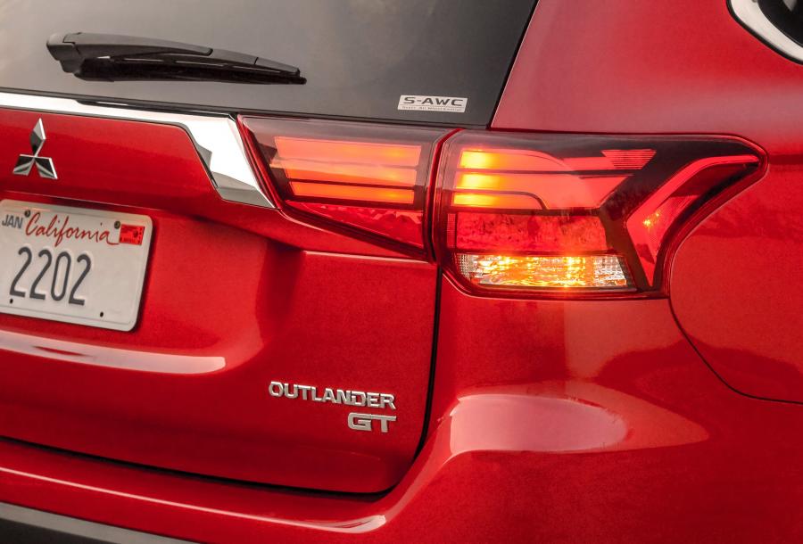  Mitsubishi Outlander 2015 года  (US) (фото 11 из 41)